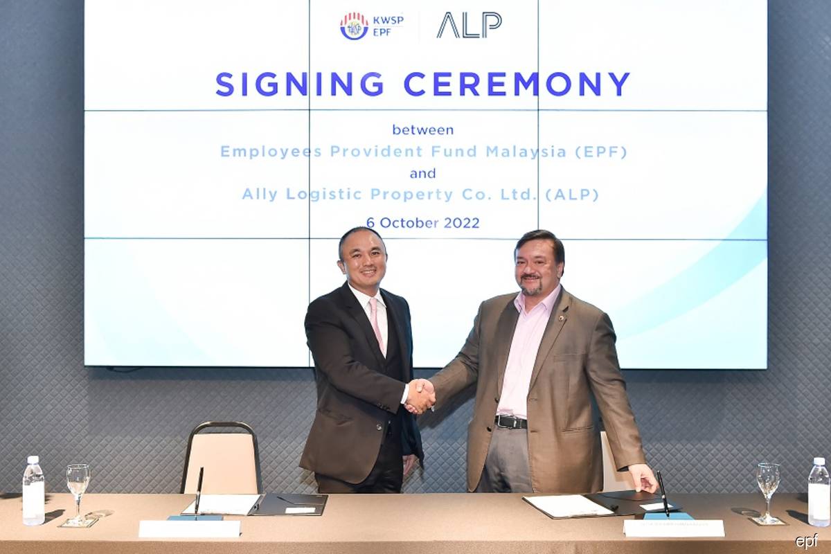 Amir Hamzah（右）与Chang分别代表雇员公积金局和ALP签署股东协议。（图片来源：雇员公积金局）